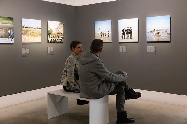 "Sag mir, wo die Blumen sind..." 80 Jahre nach dem Krieg – Fotografien von Roger Cremers (Jüdisches Museum Wien Judenplatz, 08.05.2025 – 18.01.2026) Foto: eSeL.at - Lorenz Seidler