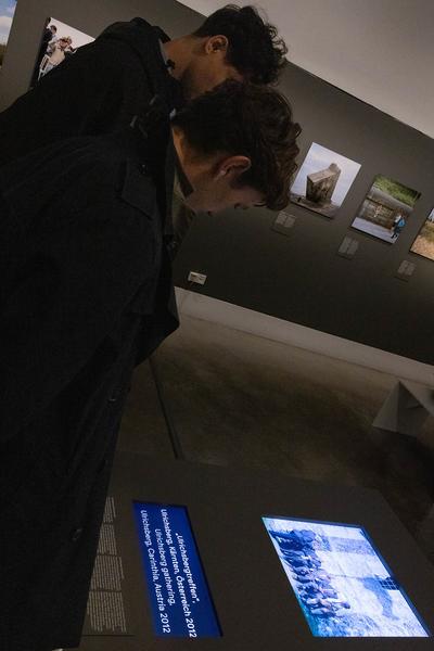 "Sag mir, wo die Blumen sind..." 80 Jahre nach dem Krieg – Fotografien von Roger Cremers (Jüdisches Museum Wien Judenplatz, 08.05.2025 – 18.01.2026) Foto: eSeL.at - Lorenz Seidler