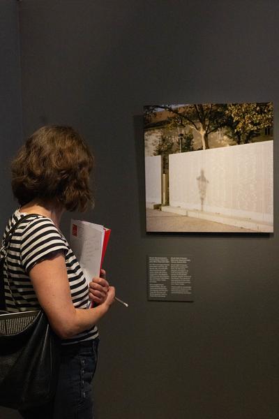 "Sag mir, wo die Blumen sind..." 80 Jahre nach dem Krieg – Fotografien von Roger Cremers (Jüdisches Museum Wien Judenplatz, 08.05.2025 – 18.01.2026) Foto: eSeL.at - Lorenz Seidler