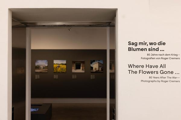 "Sag mir, wo die Blumen sind..." 80 Jahre nach dem Krieg – Fotografien von Roger Cremers (Jüdisches Museum Wien Judenplatz, 08.05.2025 – 18.01.2026) Foto: eSeL.at - Lorenz Seidler