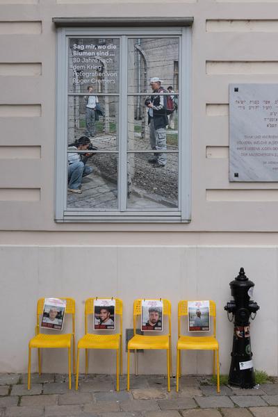 "Sag mir, wo die Blumen sind..." 80 Jahre nach dem Krieg – Fotografien von Roger Cremers (Jüdisches Museum Wien Judenplatz, 08.05.2025 – 18.01.2026) Foto: eSeL.at - Lorenz Seidler
