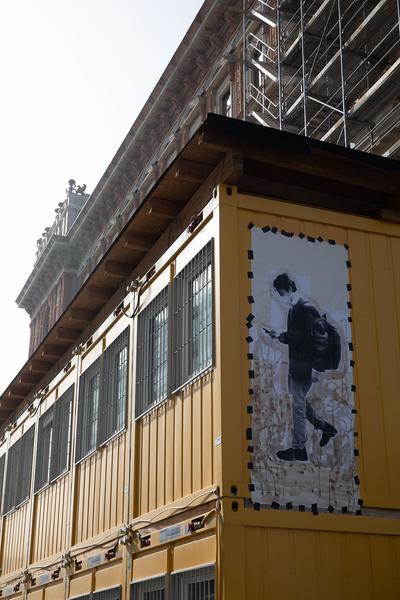 akbild / Schillerplatz: Poster 21 - Take the dog for a walk (seit 26.2.2021) https://www.akbild.ac.at/Portal/institute/bildende-kunst/ausstellungen-vermittlung/poster21-take-the-dog-for-a-walk | Foto: eSeL Foto: eSeL.at - Lorenz Seidler