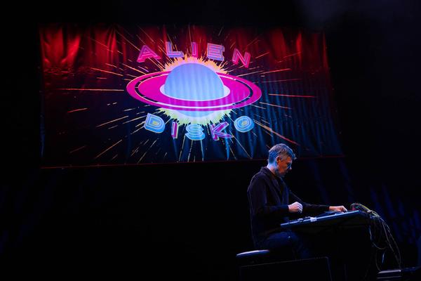 Tangente St. Pölten: So Sner @ Alien Disko (Festspielhaus St. Pölten, 4.5.2024) Foto: eSeL.at - Lorenz Seidler Foto: eSeL Lorenz Seidler