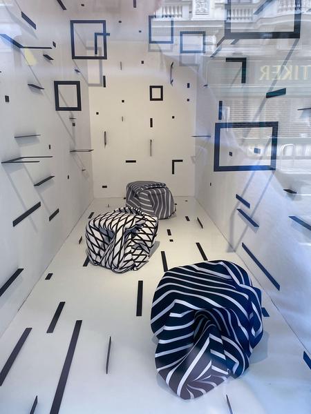 Esther Stocker "Knitterplanet" (Kohlmaier, Neubaugasse 32 via Vienna Design Week 2019) https://www.viennadesignweek.at/archiv/2019/bewohnbare-knitterplaneten |   Foto: eSeL