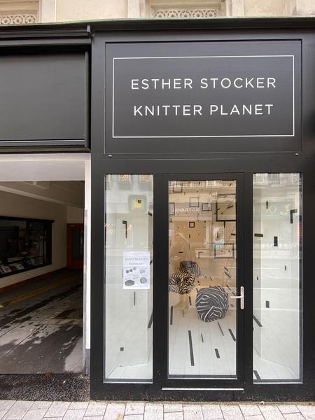 Esther Stocker "Knitterplanet" (Kohlmaier, Neubaugasse 32 via Vienna Design Week 2019) https://www.viennadesignweek.at/archiv/2019/bewohnbare-knitterplaneten |   Foto: eSeL