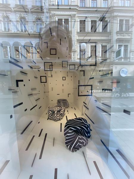 Esther Stocker "Knitterplanet" (Kohlmaier, Neubaugasse 32 via Vienna Design Week 2019) https://www.viennadesignweek.at/archiv/2019/bewohnbare-knitterplaneten |   Foto: eSeL