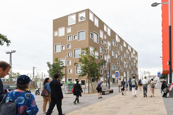 Az W Exkursion /  Architekturzentrum Wien: Besondere Raumangebote
Atelierhaus C21, Gleis 21 und Grätzelmixer
