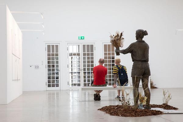 Secession: Verena Dengler. Die Galeristin und der schöne Antikapitalist auf der Gothic G’stettn (Corona Srezessionsession Dengvid-20 🙂) (2.7. - 6.9.2020) https://esel.at/termin/106124 | Foto: eSeL Foto: eSeL.at - Lorenz Seidler