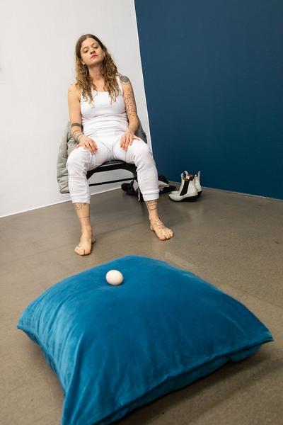Galerie Krobath: Performance Sophia Süßmilch & Vito Baumüller "Schlüpfen (Kokon II)" (Vienna Art Week, 22.11.2019) https://esel.at/termin/104025 | Foto: eSeL Foto: eSeL.at - Lorenz Seidler