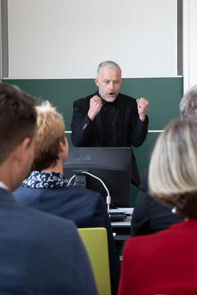 Kunst im öffentlichen Raum Niederösterreich: Bernd Haberl & Sissi Makovec  - Perspektiven auf Kunst. Präsentation (8.10.2018, Landesberufsschule Neunkirchen) http://publicart.at/de/kalender/?pid=966 | Foto: eSeL Foto: eSeL.at - Lorenz Seidler