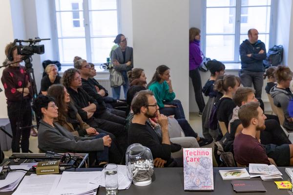Kunstraum Niederösterreich: Care Matters. Marlies Pöschl - Lecture-Performance & Podiumsdiskussion (10.5.2019) https://esel.cc/CareMatters | Foto: eSeL Foto: eSeL.at - Lorenz Seidler