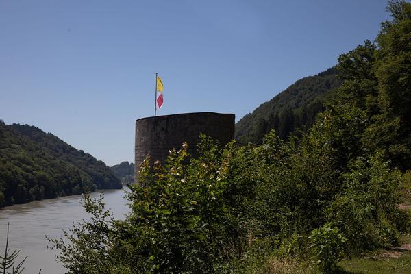Festival der Regionen: I siach dei Fahnderl ned, kum a weng zuwa . Anna Jermolaewa & Lehrende/Studierende der Kunstuniversität Linz (29.6. - 7.7.2019, Offenes Atelier Anna Maria Brandstätter - Sankt Nikola an der Donau) https://fdr.at/project/i-siach-dei-fahnderl-ned-kum-a-weng-zuwa | Foto: eSeL Foto: eSeL.at - Lorenz Seidler