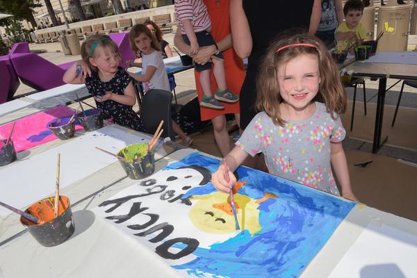 MuseumsQuartier: Zauberfarben-Farbenzauber Malstation- KinderKulturParcour (MQ Innenhof, 17.6.2018) https://www.mqw.at/programm/kinderkulturparcours | Foto: eSeL.at - Joanna Pianka Foto: eSeL.at - Joanna Pianka