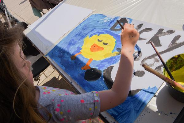 MuseumsQuartier: Zauberfarben-Farbenzauber Malstation- KinderKulturParcour (MQ Innenhof, 17.6.2018) https://www.mqw.at/programm/kinderkulturparcours | Foto: eSeL.at - Joanna Pianka Foto: eSeL.at - Joanna Pianka