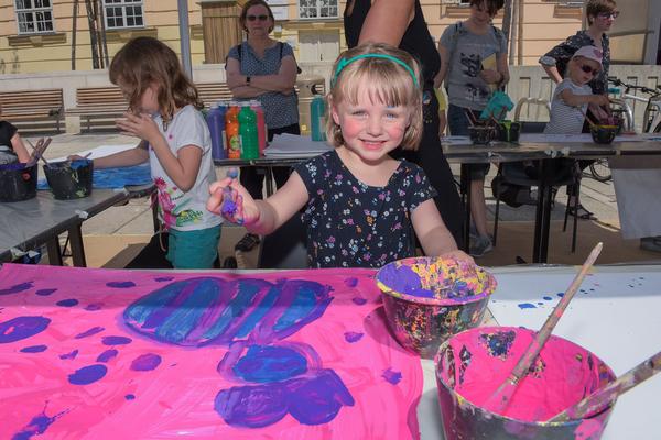 MuseumsQuartier: Zauberfarben-Farbenzauber Malstation- KinderKulturParcour (MQ Innenhof, 17.6.2018) https://www.mqw.at/programm/kinderkulturparcours | Foto: eSeL.at - Joanna Pianka Foto: eSeL.at - Joanna Pianka
