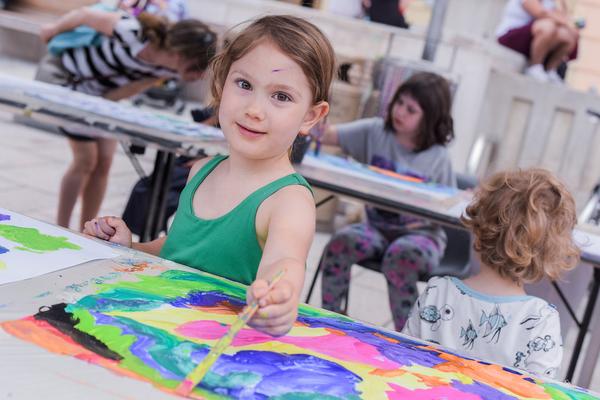 MuseumsQuartier: Zauberfarben-Farbenzauber Malstation- KinderKulturParcour (MQ Innenhof, 17.6.2018) https://www.mqw.at/programm/kinderkulturparcours | Foto: eSeL.at - Joanna Pianka Foto: eSeL.at - Joanna Pianka