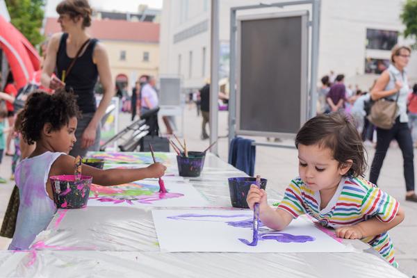 MuseumsQuartier: Zauberfarben-Farbenzauber Malstation- KinderKulturParcour (MQ Innenhof, 17.6.2018) https://www.mqw.at/programm/kinderkulturparcours | Foto: eSeL.at - Joanna Pianka Foto: eSeL.at - Joanna Pianka