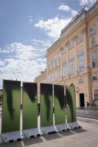 MuseumsQuartier Wien: Anastasia Samoylova "FloodZone" (MQ Vorplatz) Foto: eSeL.at - Lorenz Seidler Foto: eSeL Lorenz Seidler