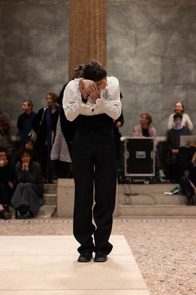Akademie der bildenden Künste: Rundgang 2024 - Eröffnung Performances (Aula Schillerplatz, 18.1.2024) Foto: eSeL.at - Lorenz Seidler Foto: eSeL Lorenz Seidler