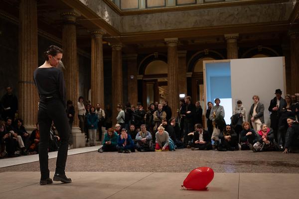 Akademie der bildenden Künste: Rundgang 2024 - Eröffnung Performances (Aula Schillerplatz, 18.1.2024) Foto: eSeL.at - Lorenz Seidler Foto: eSeL Lorenz Seidler