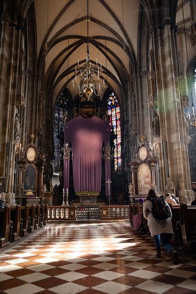 Stephansdom: Erwin Wurm: Fastentuch Pullover (bis 11.4.2020) & Skulpturen (bis 5.6.2020) Foto: eSeL Foto: eSeL.at - Lorenz Seidler