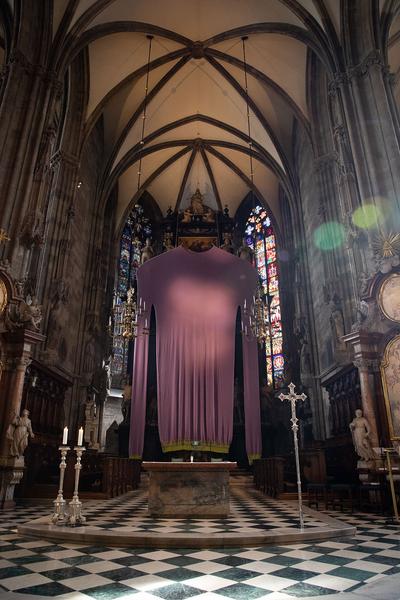 Stephansdom: Erwin Wurm: Fastentuch Pullover (bis 11.4.2020) & Skulpturen (bis 5.6.2020) Foto: eSeL Foto: eSeL.at - Lorenz Seidler