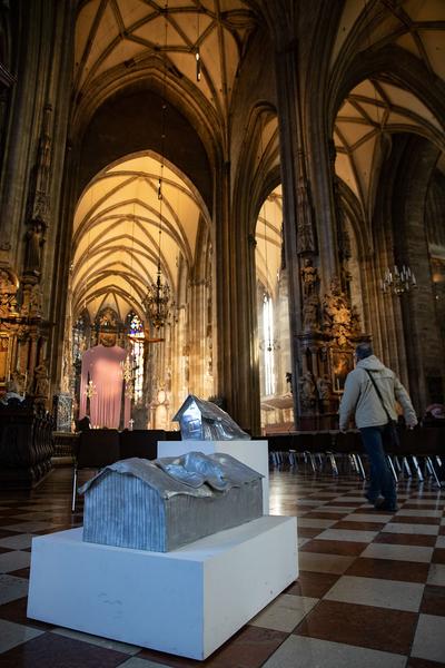 Stephansdom: Erwin Wurm: Fastentuch Pullover (bis 11.4.2020) & Skulpturen (bis 5.6.2020) Foto: eSeL Foto: eSeL.at - Lorenz Seidler