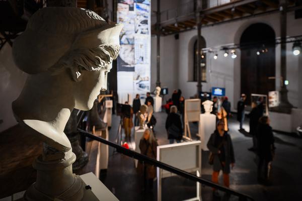 Alexander Kluge: Nachts träumen die Kulissen von ungesehenen Bildern - Eröffnung (Akademie der bildenden Künste Wien - Prospekthof, 05.02.2026) Foto: eSeL.at - Joanna Pianka