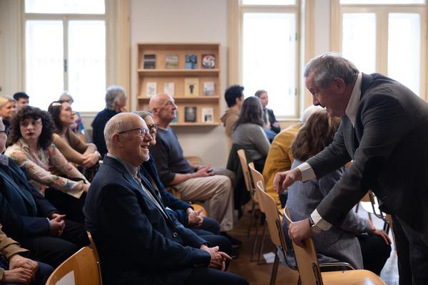"Anecdotes and Arguments: How the colour of individual life allows for broader interpretations of the Holocaust" Timothy Snyder in conversation with Stephen Naron (Sigmund Freud Museum, 18.5.2026) Foto: eSeL.at - Lorenz Seidler
