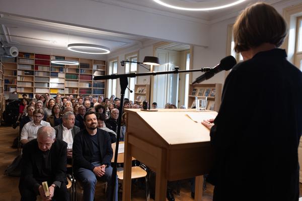 "Anecdotes and Arguments: How the colour of individual life allows for broader interpretations of the Holocaust" Timothy Snyder in conversation with Stephen Naron (Sigmund Freud Museum, 18.5.2026) Foto: eSeL.at - Lorenz Seidler