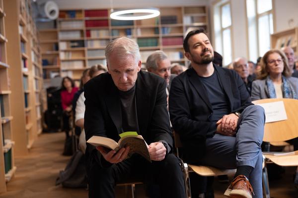 "Anecdotes and Arguments: How the colour of individual life allows for broader interpretations of the Holocaust" Timothy Snyder in conversation with Stephen Naron (Sigmund Freud Museum, 18.5.2026) Foto: eSeL.at - Lorenz Seidler
