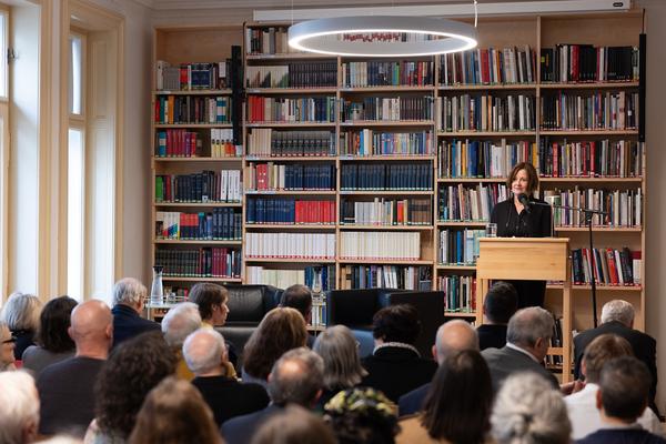 "Anecdotes and Arguments: How the colour of individual life allows for broader interpretations of the Holocaust" Timothy Snyder in conversation with Stephen Naron (Sigmund Freud Museum, 18.5.2026) Foto: eSeL.at - Lorenz Seidler