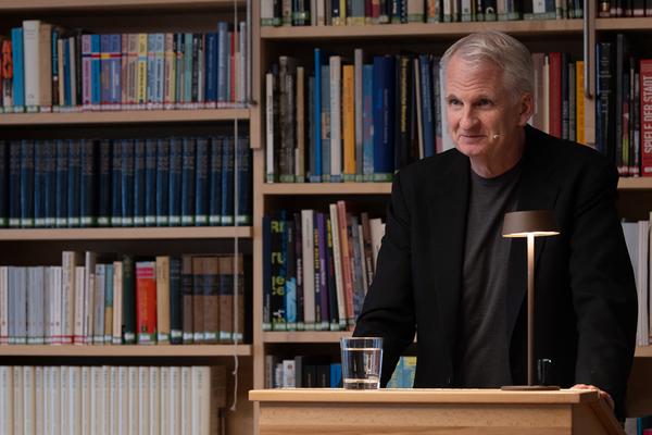 "Anecdotes and Arguments: How the colour of individual life allows for broader interpretations of the Holocaust" Timothy Snyder in conversation with Stephen Naron (Sigmund Freud Museum, 18.5.2026) Foto: eSeL.at - Lorenz Seidler