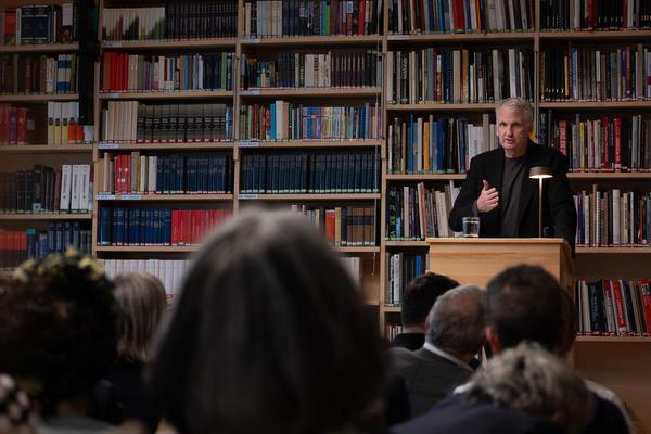 "Anecdotes and Arguments: How the colour of individual life allows for broader interpretations of the Holocaust" Timothy Snyder in conversation with Stephen Naron (Sigmund Freud Museum, 18.5.2026) Foto: eSeL.at - Lorenz Seidler