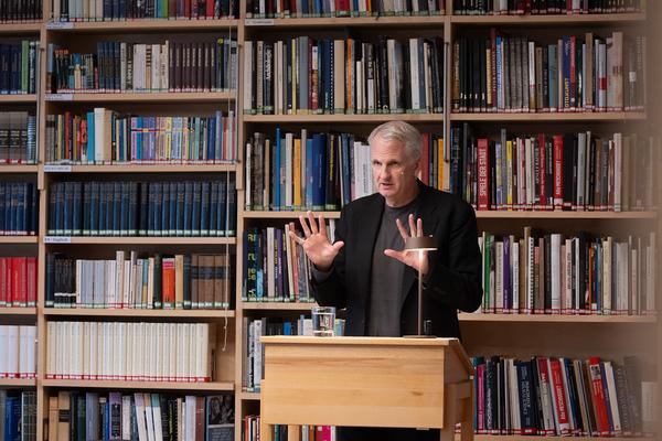 "Anecdotes and Arguments: How the colour of individual life allows for broader interpretations of the Holocaust" Timothy Snyder in conversation with Stephen Naron (Sigmund Freud Museum, 18.5.2026) Foto: eSeL.at - Lorenz Seidler