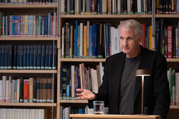 "Anecdotes and Arguments: How the colour of individual life allows for broader interpretations of the Holocaust" Timothy Snyder in conversation with Stephen Naron (Sigmund Freud Museum, 18.5.2026) Foto: eSeL.at - Lorenz Seidler