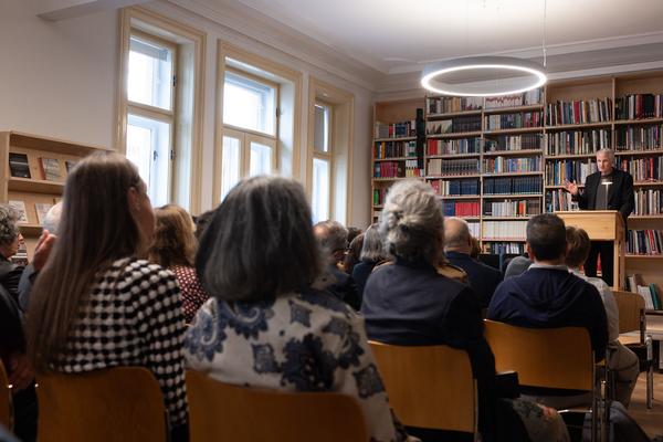 "Anecdotes and Arguments: How the colour of individual life allows for broader interpretations of the Holocaust" Timothy Snyder in conversation with Stephen Naron (Sigmund Freud Museum, 18.5.2026) Foto: eSeL.at - Lorenz Seidler