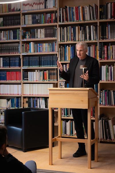 "Anecdotes and Arguments: How the colour of individual life allows for broader interpretations of the Holocaust" Timothy Snyder in conversation with Stephen Naron (Sigmund Freud Museum, 18.5.2026) Foto: eSeL.at - Lorenz Seidler