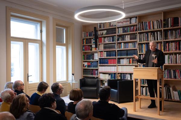 "Anecdotes and Arguments: How the colour of individual life allows for broader interpretations of the Holocaust" Timothy Snyder in conversation with Stephen Naron (Sigmund Freud Museum, 18.5.2026) Foto: eSeL.at - Lorenz Seidler