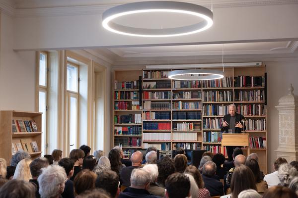 "Anecdotes and Arguments: How the colour of individual life allows for broader interpretations of the Holocaust" Timothy Snyder in conversation with Stephen Naron (Sigmund Freud Museum, 18.5.2026) Foto: eSeL.at - Lorenz Seidler