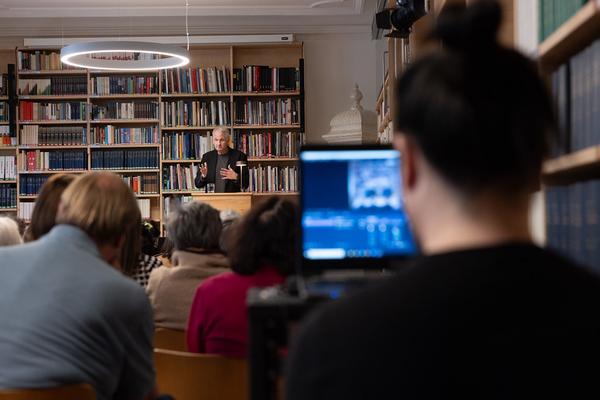 "Anecdotes and Arguments: How the colour of individual life allows for broader interpretations of the Holocaust" Timothy Snyder in conversation with Stephen Naron (Sigmund Freud Museum, 18.5.2026) Foto: eSeL.at - Lorenz Seidler