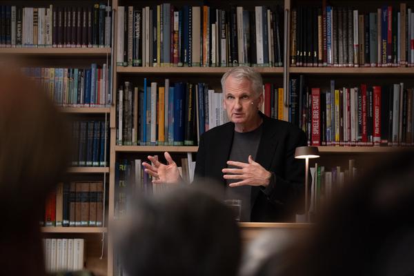 "Anecdotes and Arguments: How the colour of individual life allows for broader interpretations of the Holocaust" Timothy Snyder in conversation with Stephen Naron (Sigmund Freud Museum, 18.5.2026) Foto: eSeL.at - Lorenz Seidler