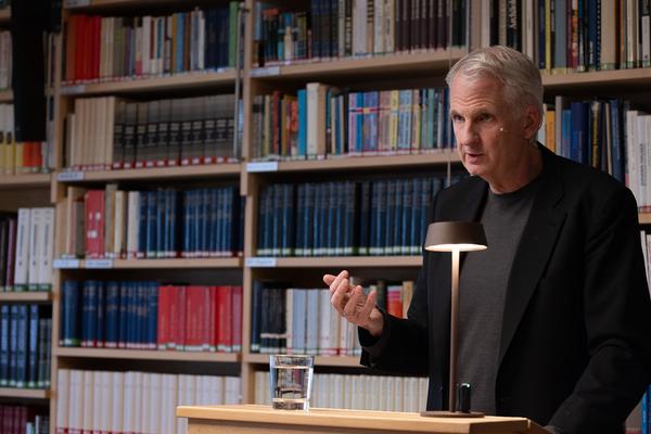 "Anecdotes and Arguments: How the colour of individual life allows for broader interpretations of the Holocaust" Timothy Snyder in conversation with Stephen Naron (Sigmund Freud Museum, 18.5.2026) Foto: eSeL.at - Lorenz Seidler