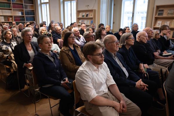 "Anecdotes and Arguments: How the colour of individual life allows for broader interpretations of the Holocaust" Timothy Snyder in conversation with Stephen Naron (Sigmund Freud Museum, 18.5.2026) Foto: eSeL.at - Lorenz Seidler