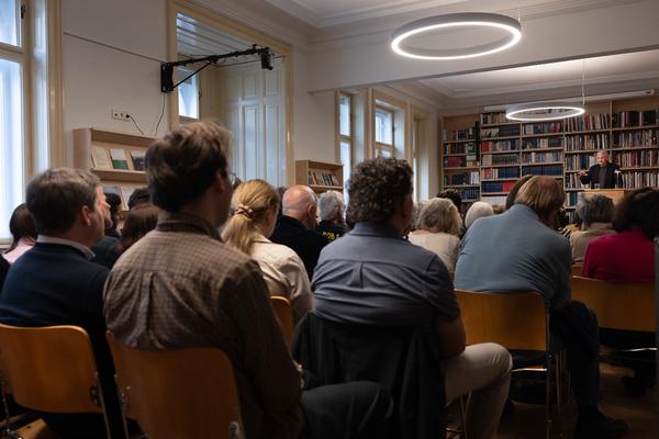 "Anecdotes and Arguments: How the colour of individual life allows for broader interpretations of the Holocaust" Timothy Snyder in conversation with Stephen Naron (Sigmund Freud Museum, 18.5.2026) Foto: eSeL.at - Lorenz Seidler