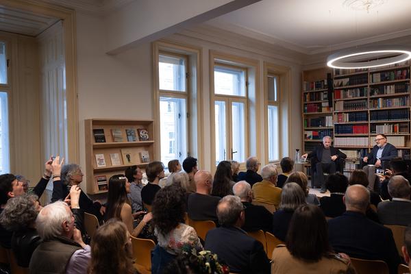 "Anecdotes and Arguments: How the colour of individual life allows for broader interpretations of the Holocaust" Timothy Snyder in conversation with Stephen Naron (Sigmund Freud Museum, 18.5.2026) Foto: eSeL.at - Lorenz Seidler