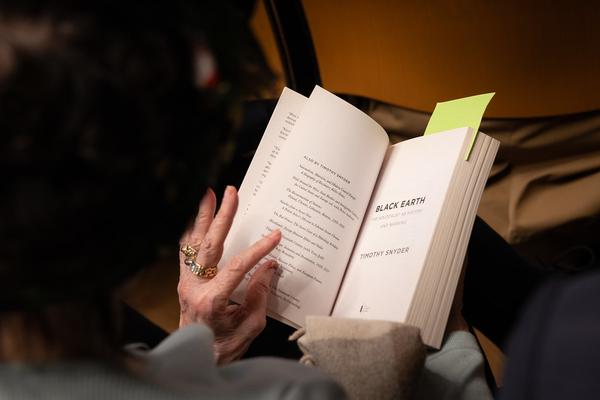 "Anecdotes and Arguments: How the colour of individual life allows for broader interpretations of the Holocaust" Timothy Snyder in conversation with Stephen Naron (Sigmund Freud Museum, 18.5.2026) Foto: eSeL.at - Lorenz Seidler