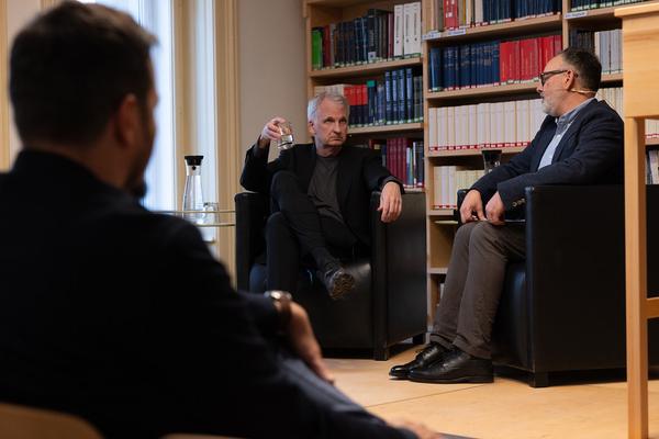 "Anecdotes and Arguments: How the colour of individual life allows for broader interpretations of the Holocaust" Timothy Snyder in conversation with Stephen Naron (Sigmund Freud Museum, 18.5.2026) Foto: eSeL.at - Lorenz Seidler