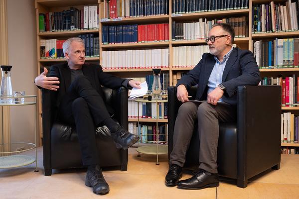 "Anecdotes and Arguments: How the colour of individual life allows for broader interpretations of the Holocaust" Timothy Snyder in conversation with Stephen Naron (Sigmund Freud Museum, 18.5.2026) Foto: eSeL.at - Lorenz Seidler