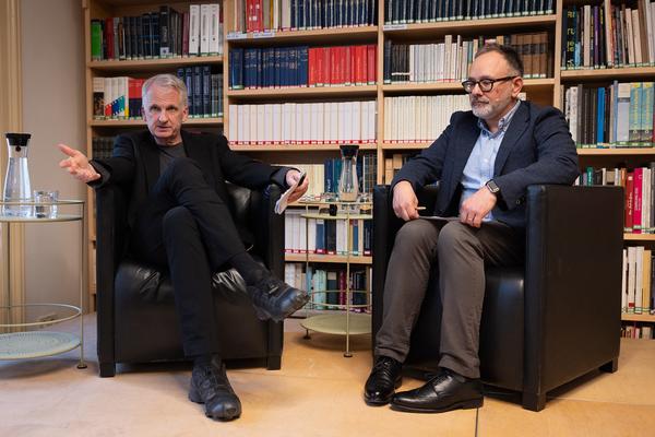 "Anecdotes and Arguments: How the colour of individual life allows for broader interpretations of the Holocaust" Timothy Snyder in conversation with Stephen Naron (Sigmund Freud Museum, 18.5.2026) Foto: eSeL.at - Lorenz Seidler